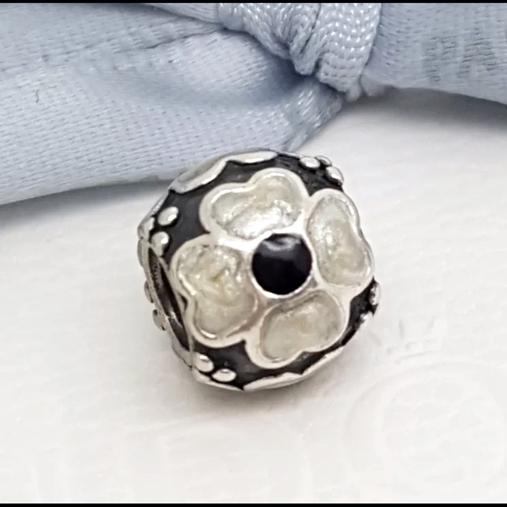 Pandora Retired Daisy Black White Enameled Mint 925 ale